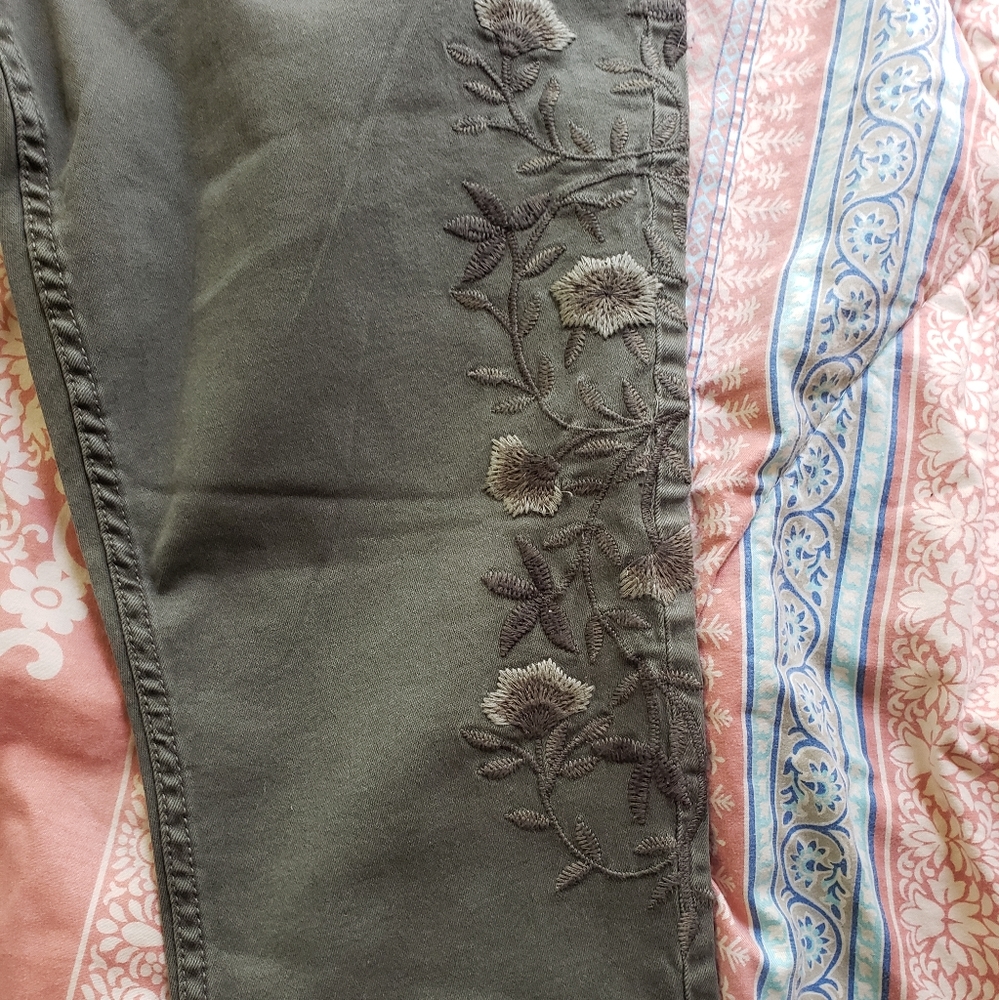 Seven7 Embroidered Green Skinny Jeans Size 16 Plus NWT - Picture 2 of 4